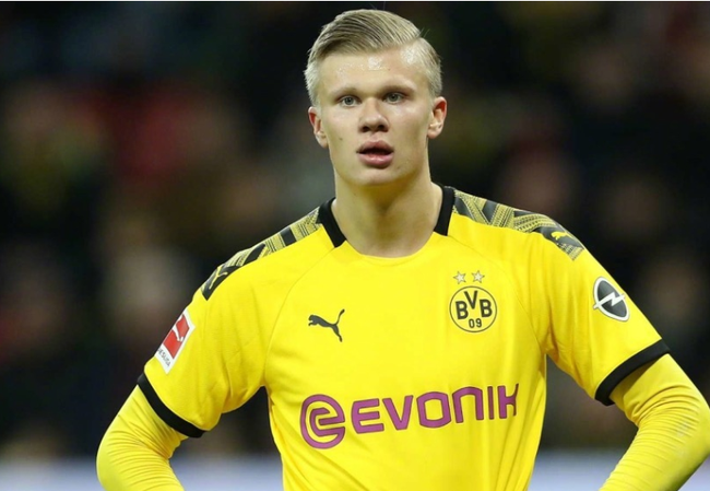 国安球员列队欢迎两位久违强援入队，中超金靴意外领衔，值得期待（两位久违强援归队获国安将士列队相迎，中超金靴意外打头阵，看点十足）