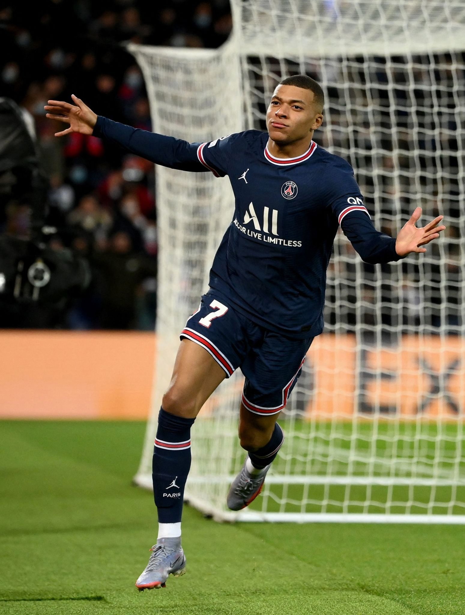 埃贝尔：穆西亚拉复出要等到1月；和格纳布里续约谈判很顺利（埃贝尔：穆西亚拉预计一月归队，格纳布里续约进展顺利）